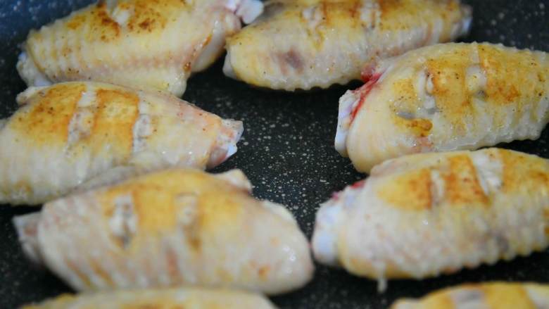 让人垂涎欲滴的咖喱鸡翅，就是这么做出来的!,中火煎鸡翅，待两面金黄，盛出备用。
