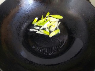 油菜烩格扎,锅中放入适量植物油，爆香葱片