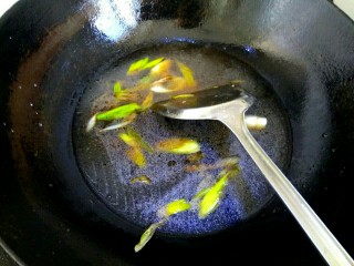 油菜烩格扎,放入一小碗清水，适量盐，大火烧开