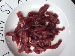 嫩牛肉卷饼,首先将牛肉切成条状，牛肉选择里脊肉口感更嫩
