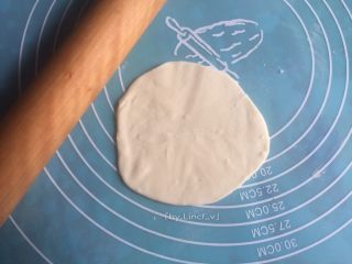 嫩牛肉卷饼,电饼铛提前预热，案板上涂抹上一层玉米油，放上一个小面团压扁后擀开
