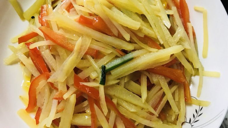 红椒土豆丝,即可出锅享用 （记得配上一碗热腾腾的米饭🍚 开饭吧！