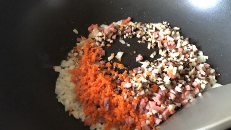 三色藜麦饭团,加入香肠香菇和胡萝卜碎继续翻炒