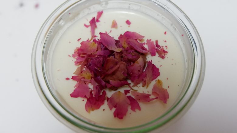玫瑰奶冻,冷藏至完全凝固，取出可以加几片玫瑰花瓣装饰~