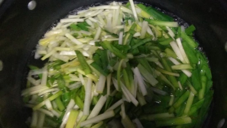 韭菜拌粉丝,锅里烧开水放入韭菜烫一下