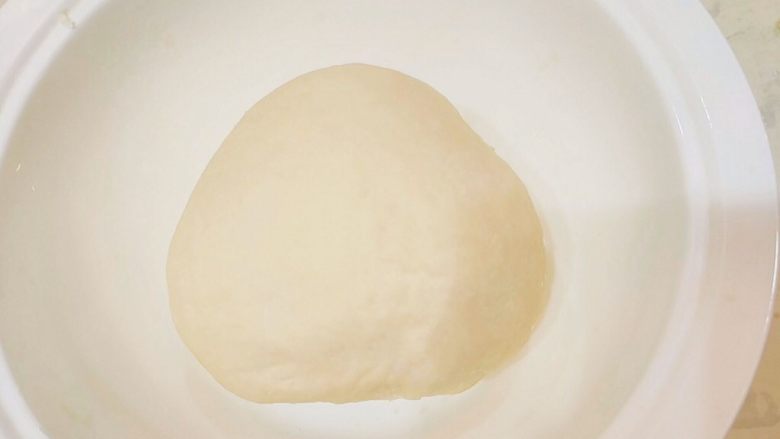 牛奶夹糖白馒头,面粉搅拌成絮片状，无干粉，就开始揉面团，直到光滑，并且三光（盆光，手光，面团光）