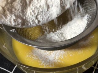 酸奶麦芬蛋糕,再接着筛入低筋粉混合至无面粉颗粒