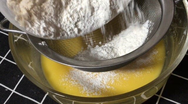 酸奶麦芬蛋糕,再接着筛入低筋粉混合至无面粉颗粒