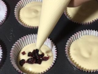 酸奶麦芬蛋糕,装入裱花袋挤入纸托，中间放一层葡萄干或蔓越莓