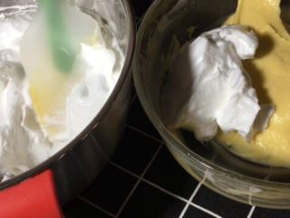 酸奶麦芬蛋糕,蛋白分三次加入蛋黄糊