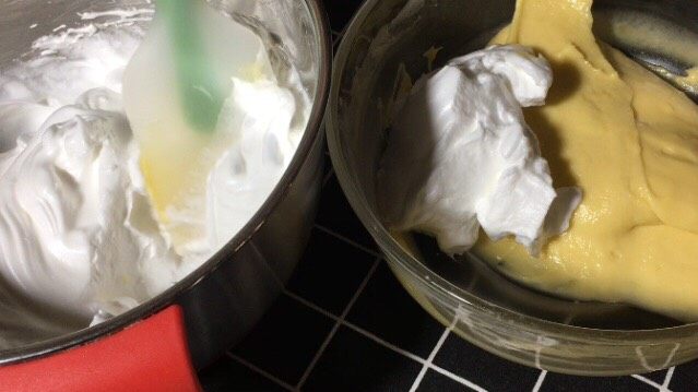 酸奶麦芬蛋糕,蛋白分三次加入蛋黄糊