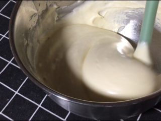酸奶麦芬蛋糕,翻拌手法 不要搅拌时间长以免消泡