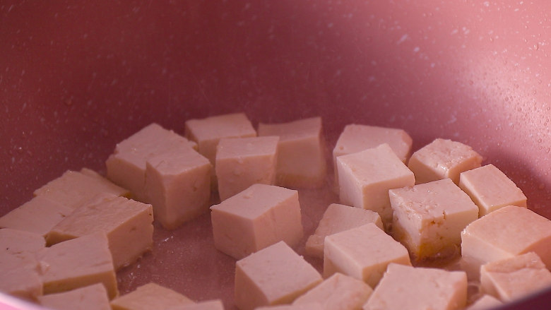 酸菜豆腐,平底锅中放食用油适量，再放入豆腐块小火煎至两面金黄