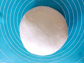 马斯卡彭炼奶双色土司,面团揉至完全阶段拿出来，轻轻揉几下，就可以成为一个很光滑的面团