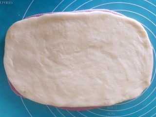 马斯卡彭炼奶双色土司,然后取一份白面团和紫薯面团叠放在一起，用擀面杖擀一下