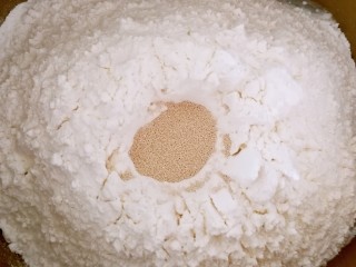 马斯卡彭炼奶双色土司,把酵母倒在面粉的洞里面
