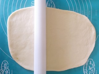马斯卡彭炼奶双色土司,取一份白面团，排气，擀成长方形