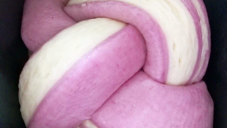 马斯卡彭炼奶双色土司,当面团发酵至模具八分满时预热烤箱