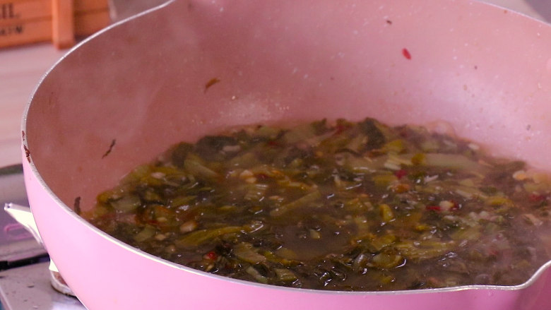 酸菜豆腐,加适量的清水烧开，水要没过酸菜