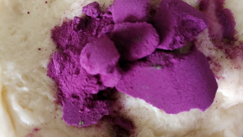 马斯卡彭炼奶双色土司,其中一份加入紫薯粉，继续放进面包机，和面程序，紫薯粉和面粉完全融合就可以了
