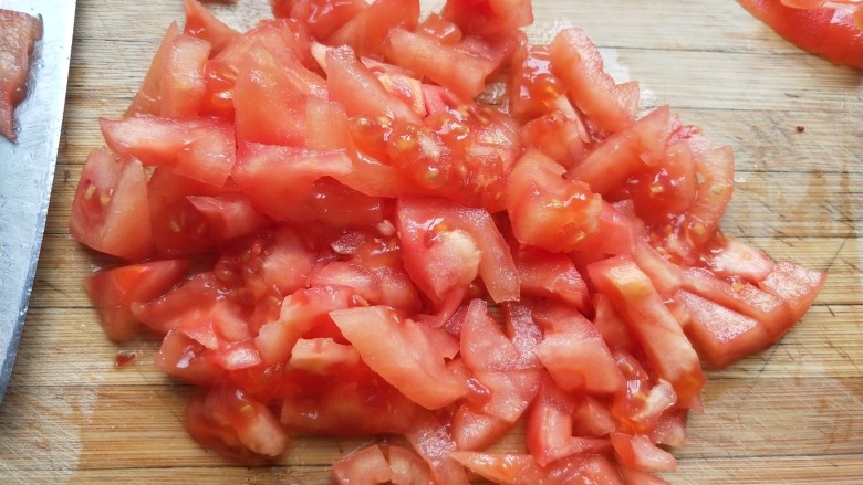 番茄海鲜菇鱼丸汤,切丁。
