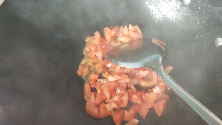 番茄海鲜菇鱼丸汤,放番茄翻炒。