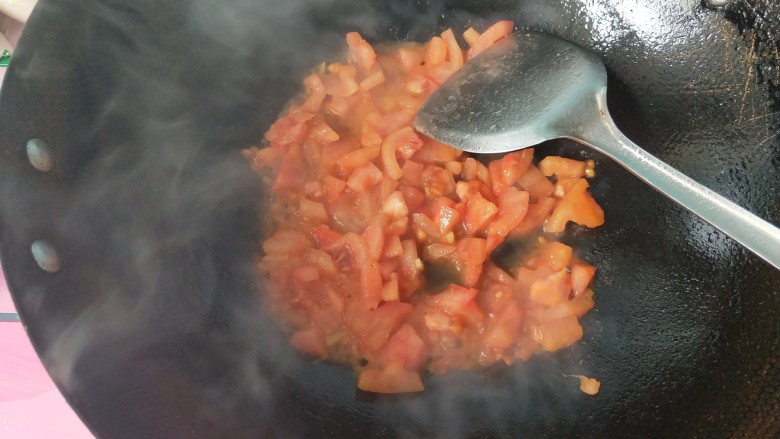 番茄海鲜菇鱼丸汤,番茄炒软出汁。