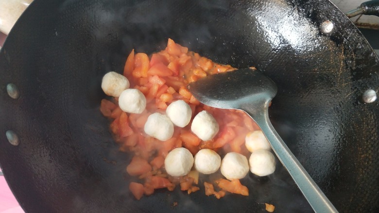 番茄海鲜菇鱼丸汤,放入鱼丸。