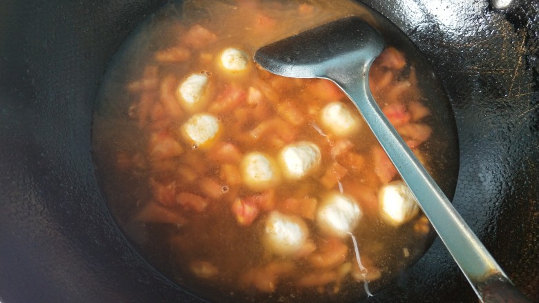 番茄海鲜菇鱼丸汤,放入清水，烧开。