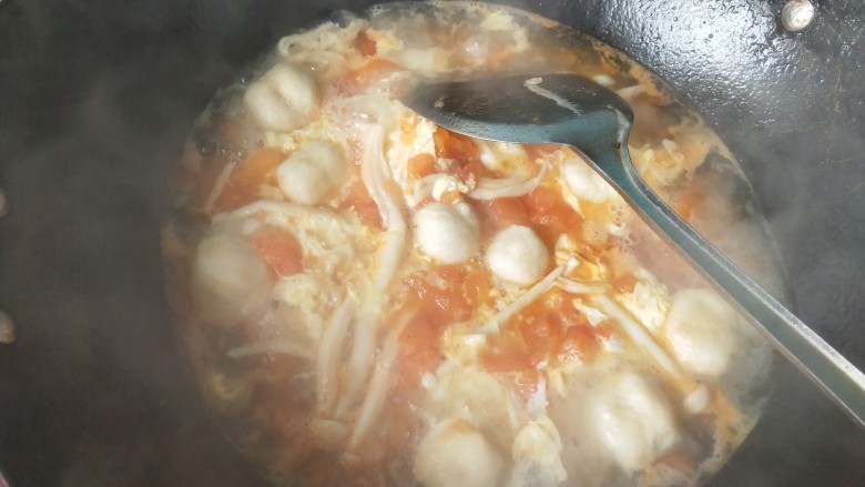 番茄海鲜菇鱼丸汤,海鲜菇煮五分钟后，放入打散的鸡蛋。