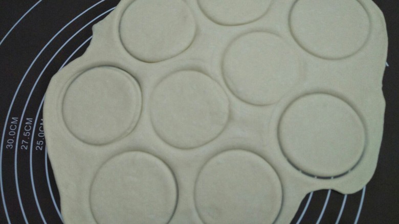 香烤迷你小披萨,用一个小圆型印出饼皮，(大小根据自己的喜欢选择)