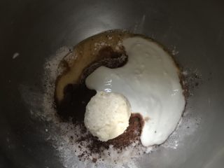 酸奶巧克力吐司,先把烫种面粉加入沸水搅拌成团放凉加入主面团所有食材除黄油外