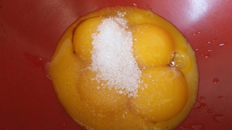 配方超级棒的蛋糕卷,蛋黄中加10克砂糖搅拌至糖融化