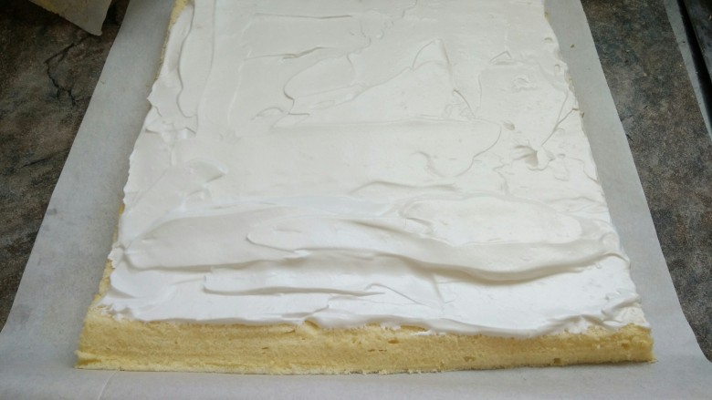 配方超级棒的蛋糕卷,蛋糕片晾凉了把不规则的边修正一下抹上打发好的淡奶油，离我们卷起的地方要稍微厚一点