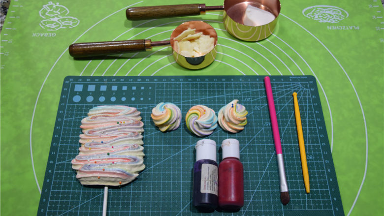 凹造型的独角兽玛琳糖,原料和工具的展示，除了配料表中的原料以外，你还需要一只毛刷和一个翻糖塑型器，如果没有可以用一只铅笔代替。