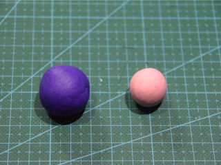 凹造型的独角兽玛琳糖,将翻糖膏分成5g和15g两块分别调成紫色和粉色。这个颜色不是固定的，你喜欢的任何颜色都可以。