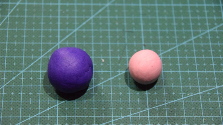 凹造型的独角兽玛琳糖,将翻糖膏分成5g和15g两块分别调成紫色和粉色。这个颜色不是固定的，你喜欢的任何颜色都可以。
