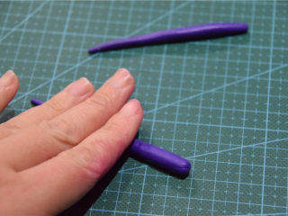 凹造型的独角兽玛琳糖,用揉搓的方法，形成一个长条状。