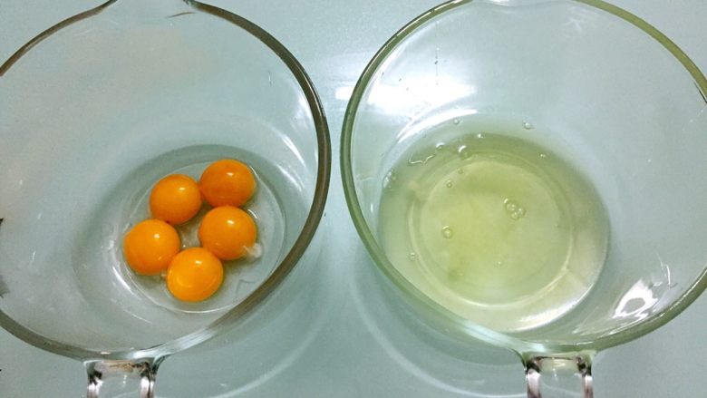 桔子汁戚风蛋糕,将蛋黄和蛋清分离分别放在两个无水无油的碗中