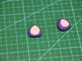 凹造型的独角兽玛琳糖,两个都要重复同样的步骤。并将尖端捏的更尖，下端做成平整的状态。看示意图。