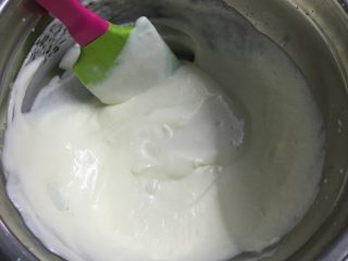酸奶慕斯,倒入一半淡奶油跟酸奶搅匀继续剩余的淡奶油全搅匀