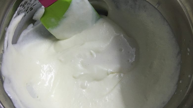 酸奶慕斯,倒入一半淡奶油跟酸奶搅匀继续剩余的淡奶油全搅匀