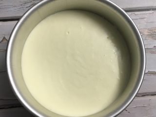 酸奶慕斯,蛋糕胚垫底倒入一半酸奶液