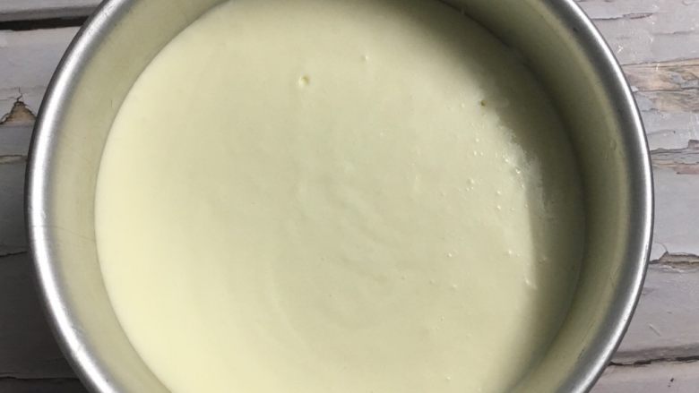 酸奶慕斯,蛋糕胚垫底倒入一半酸奶液