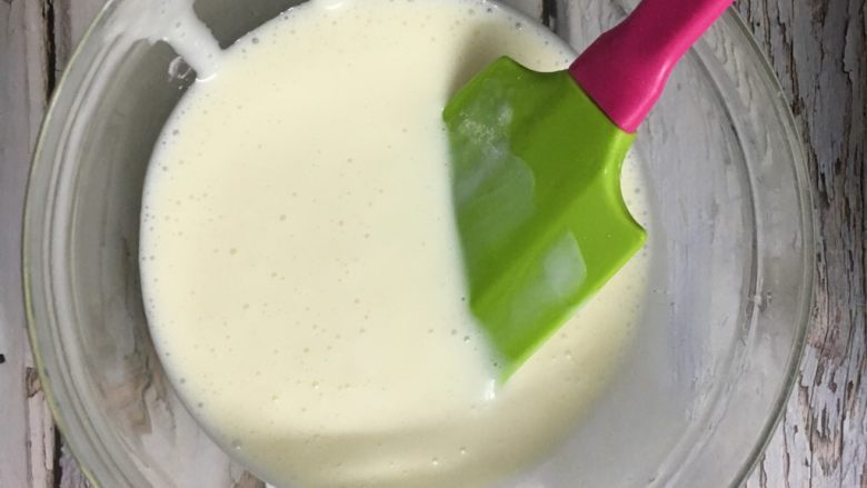 酸奶慕斯,加入酸奶搅拌均匀