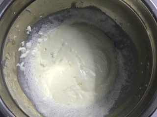 酸奶慕斯,再把淡奶油加入糖打发到纹路且能流动状态