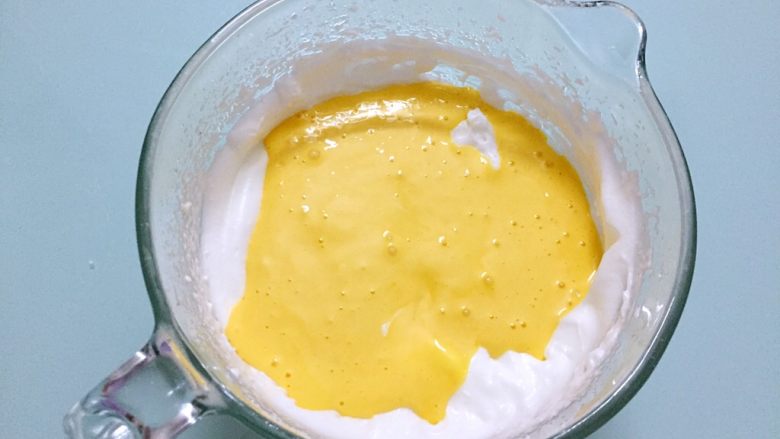 桔子汁戚风蛋糕,将拌匀的蛋黄糊全部倒入剩下的蛋白霜中拌匀