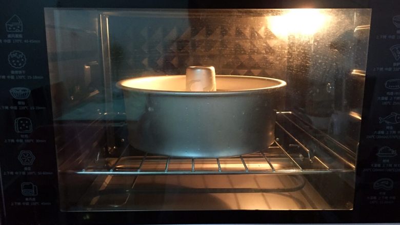 桔子汁戚风蛋糕,放入预热好的烤箱，上下火160度，下层50分钟