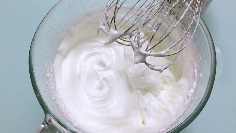 桔子汁戚风蛋糕,提起打蛋器有直直的小尖角即可，即为蛋白霜