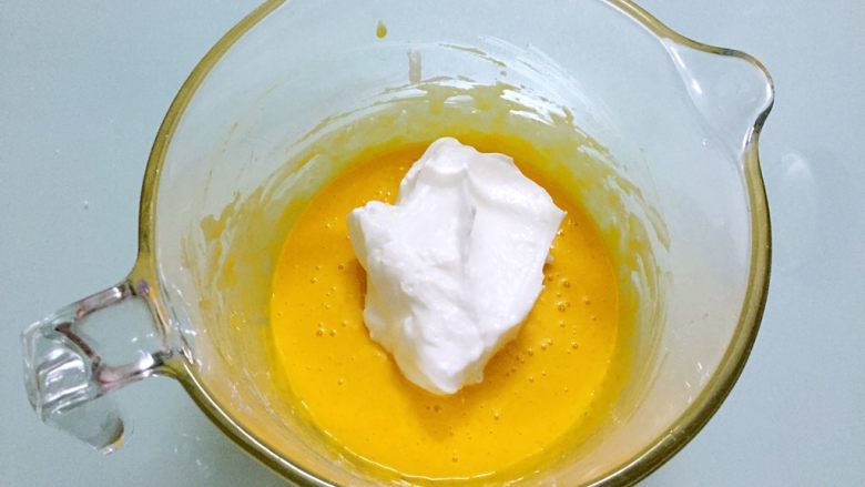 桔子汁戚风蛋糕,将三分之一蛋白霜倒入蛋黄糊拌匀